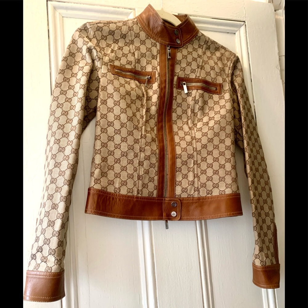 Gucci Vintage Famous Logo Print Vintage Jacket.
WILL DO MUCH CHEAPER NOW !